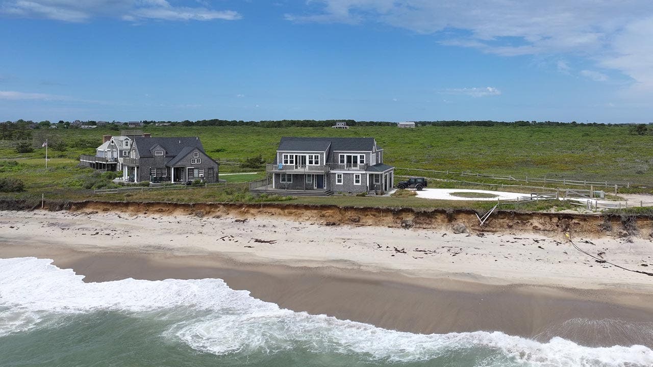 M Nantucket beach house sells for just 0,000