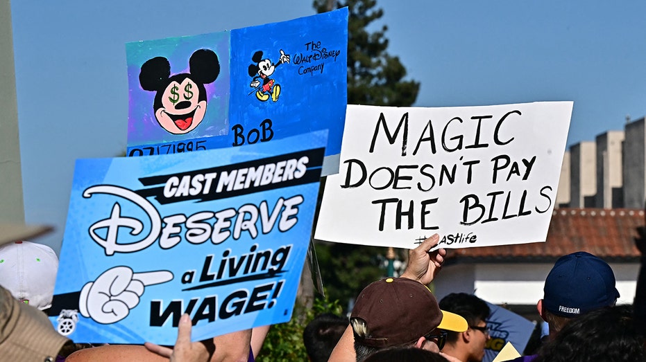 Tanda protes berbunyi, 'Sihir tidak membayar tagihan' pada demonstrasi anggota pemeran Disneyland