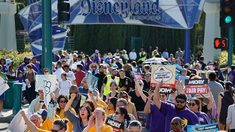 Disney actors protest for higher salaries