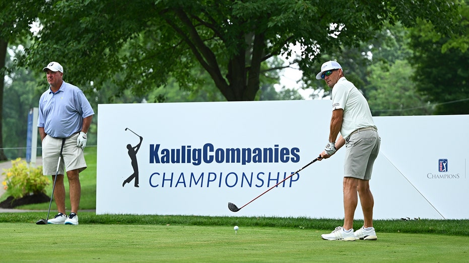 Health Slocumb and Boo Weekley tee off 