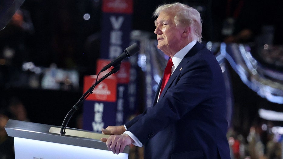 El candidato presidencial republicano y expresidente Donald Trump habla en el cuarto día de la Convención Nacional Republicana en el Foro Fiserv en Milwaukee, Wisconsin, el 18 de julio de 2024.