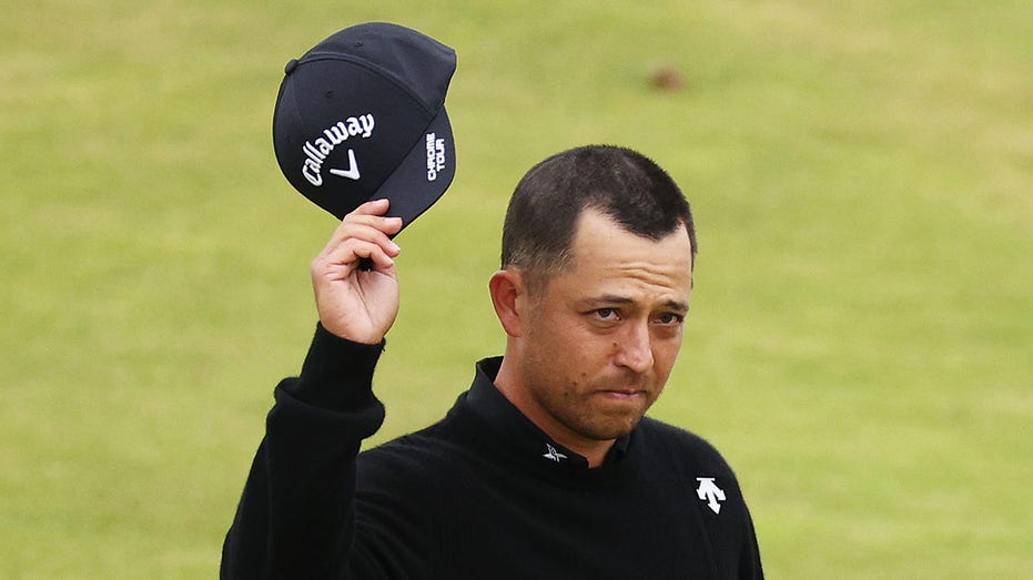 Xander Schauffele tips his cap