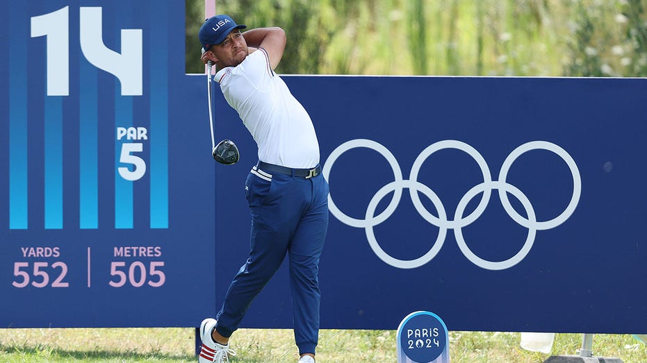 Xander Schauffele practices 