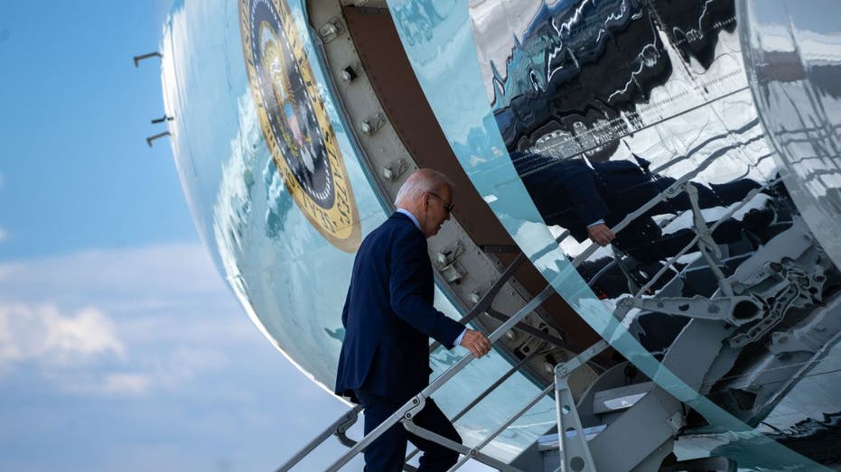 biden boarding air force 1