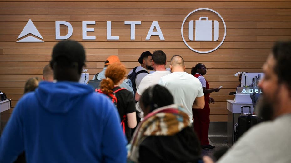 Delta customers at help counter amid outage