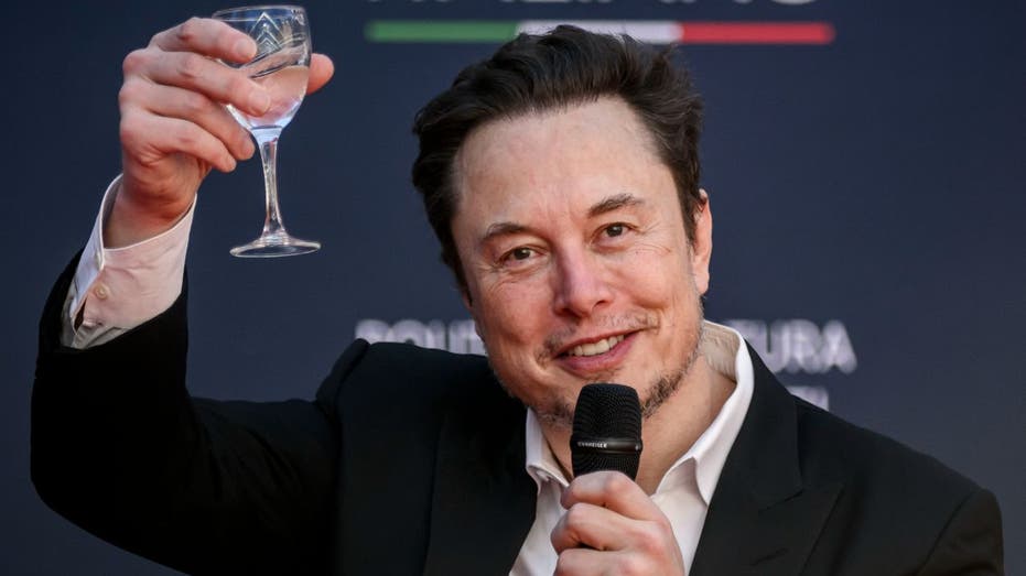 Elon Musk levanta una copa para celebrar