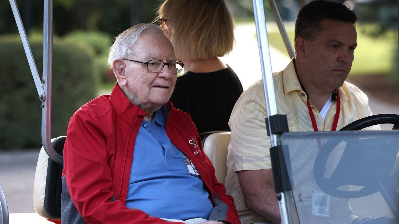 Buffett's Berkshire Hathaway Reduces Apple Holdings, Increases Cash Reserves to $277 Billion