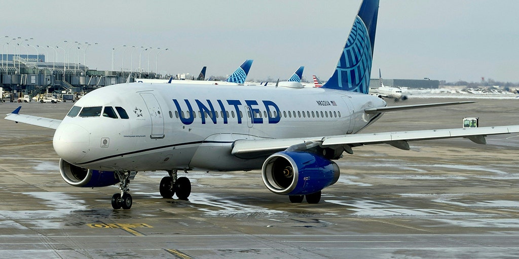 https://a57.foxnews.com/static.foxbusiness.com/foxbusiness.com/content/uploads/2024/08/1024/512/United-Airlines-Chicago.jpg?ve=1&tl=1