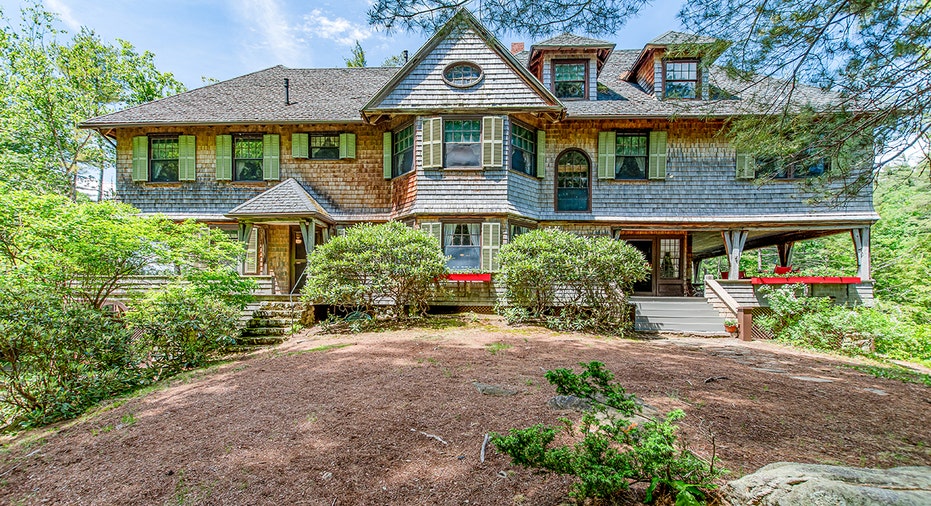 A view of the front of the $9.5 million lakefront home in New Hampshire