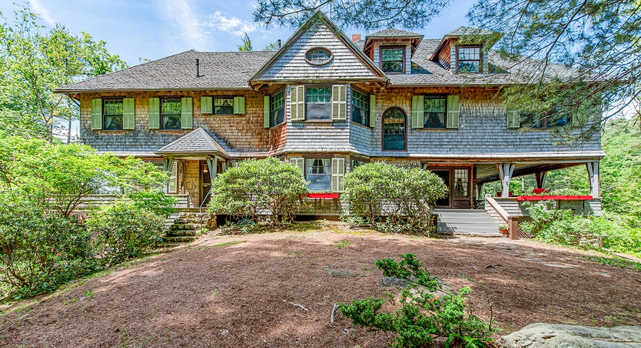A view of the front of the $9.5 million lakefront home in New Hampshire