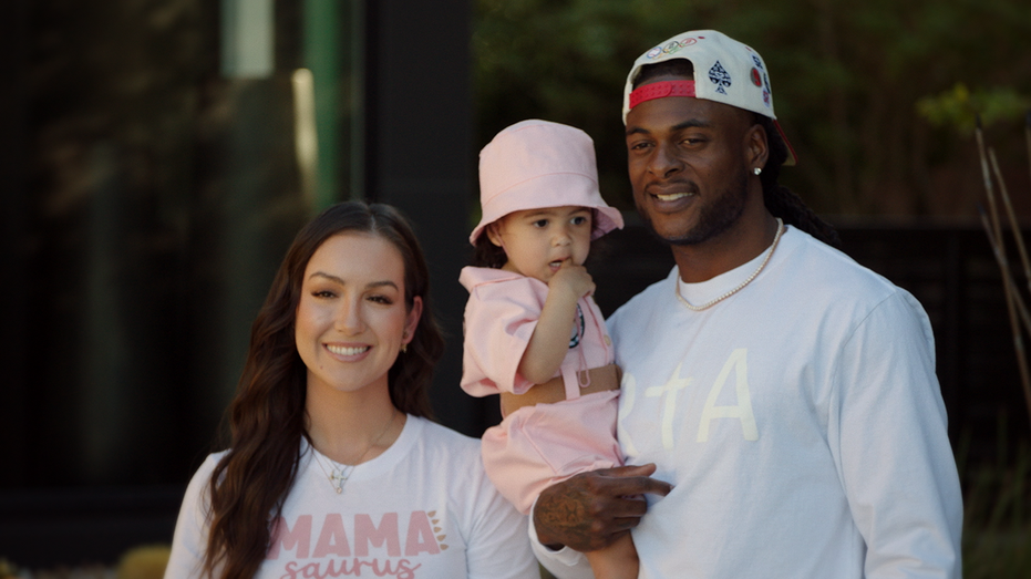 Davante Adams holds daughter