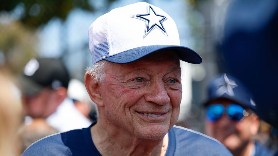 Jerry Jones melihat