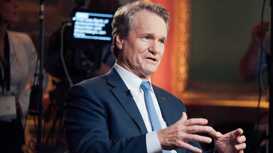 Brian Moynihan memberikan wawancara TV