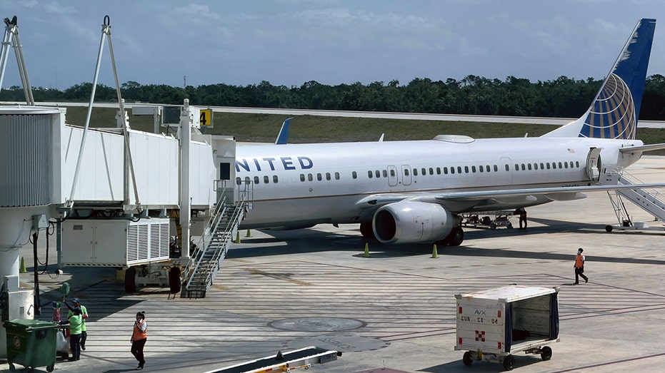 United Airlines Boeing 737-900