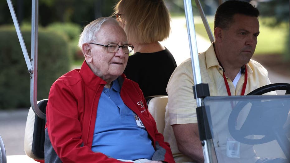 Buffett’s Berkshire cuts Apple stake via part, boosts money stockpile to 7B because it will get ‘defensive’