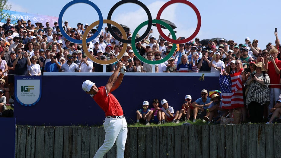 Xander Schauffele hits shot