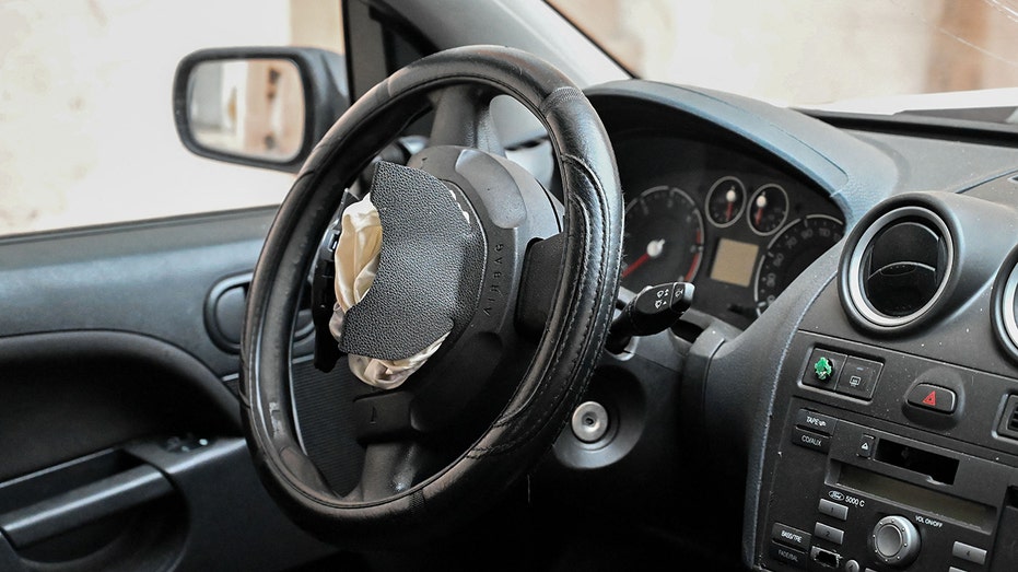 Steering wheel airbag