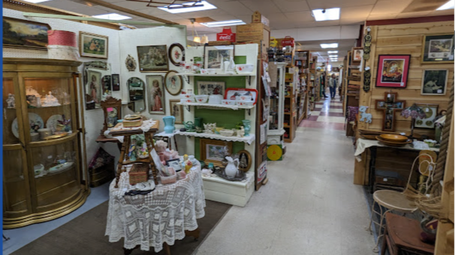 Dentro del Centro de Antigüedades de Waukesha