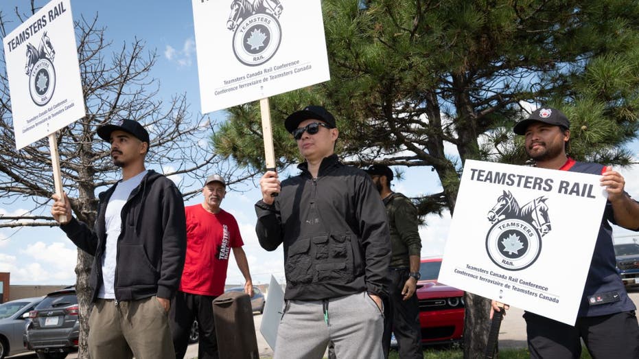 Canadian rail workers represented by Teamsters protest