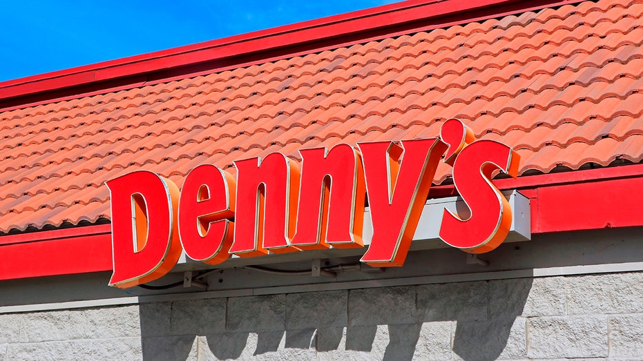 denny's sign