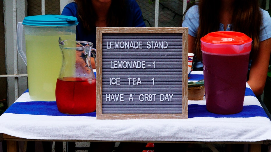 NYC lemonade and tea stand