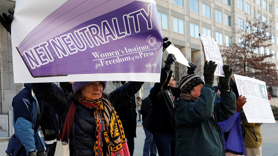 Pro-net neutrality protesters