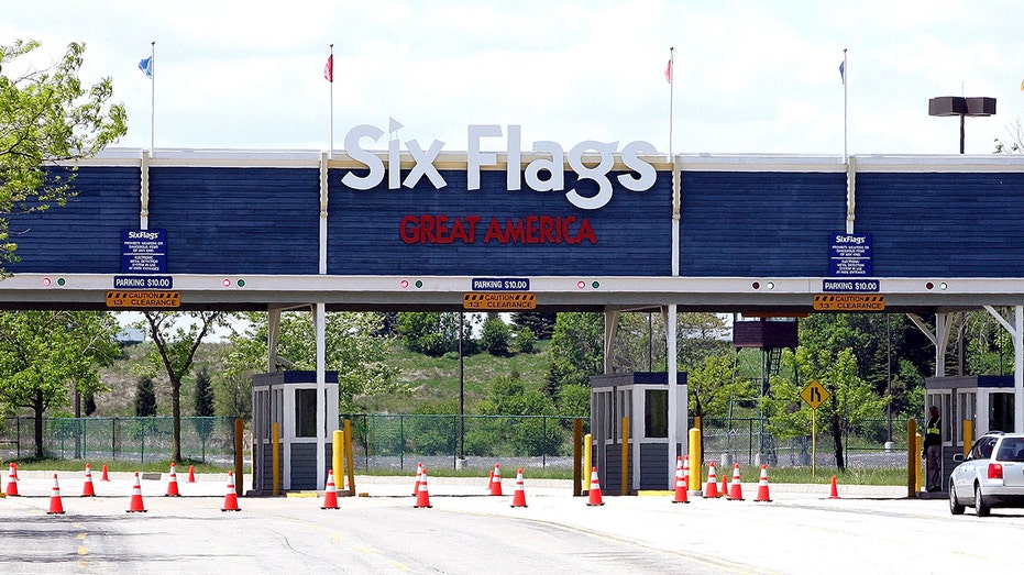 Six Flags Great America parking entrance