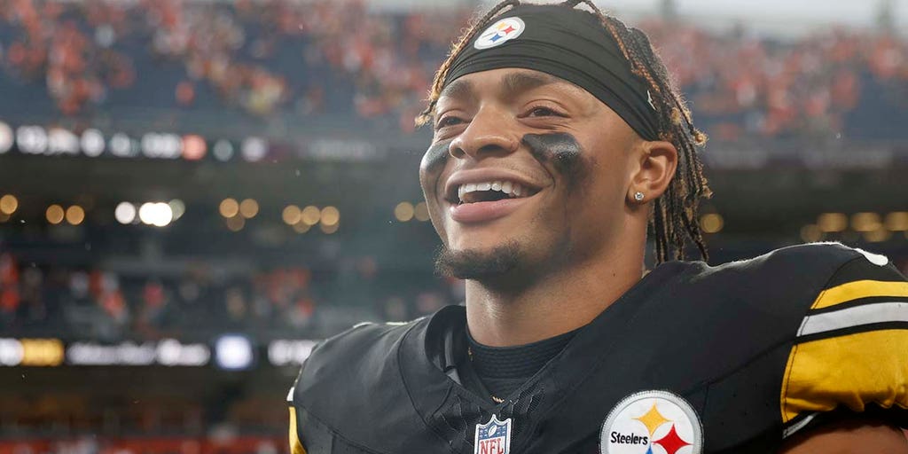 Justin-Fields-smiles.jpg?ve=1&tl=1