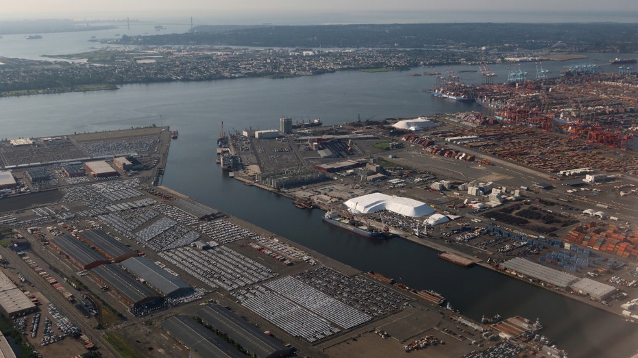 Los automóviles esperan ser cargados en barcos en la terminal marítima del puerto Newark-Elizabeth el 23 de julio de 2023, en Newark, Nueva Jersey.