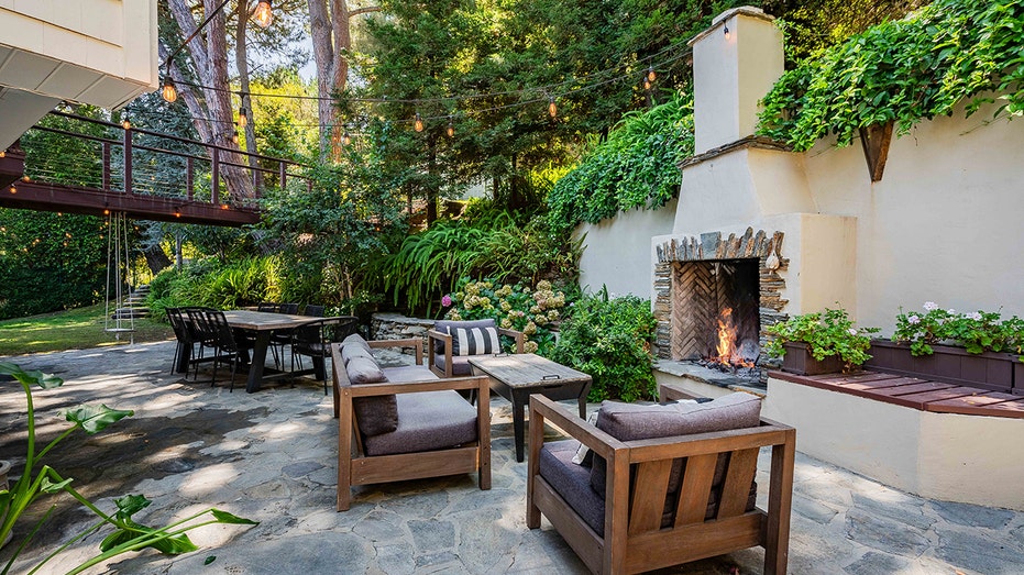 Kate Beckinsale home patio