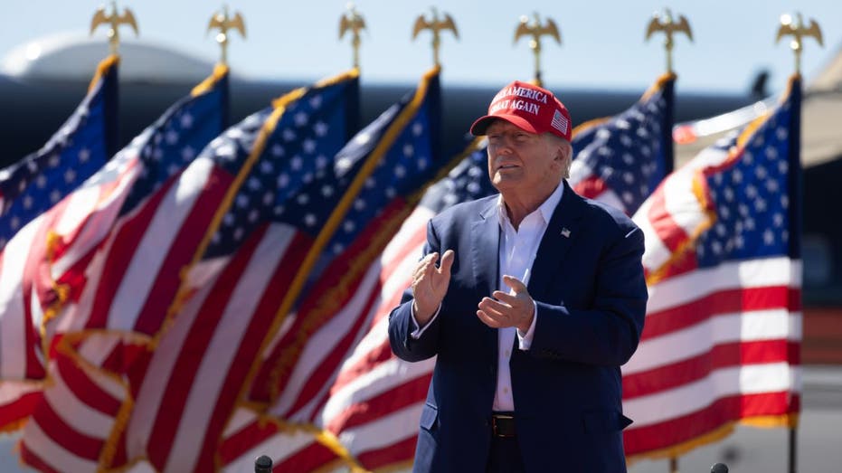 Trump clapping at rally