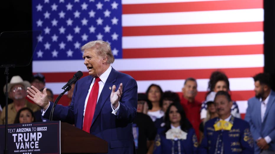 trump falando em comício no Arizona