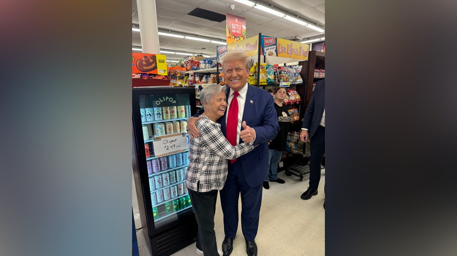 Pembeli memeluk Trump