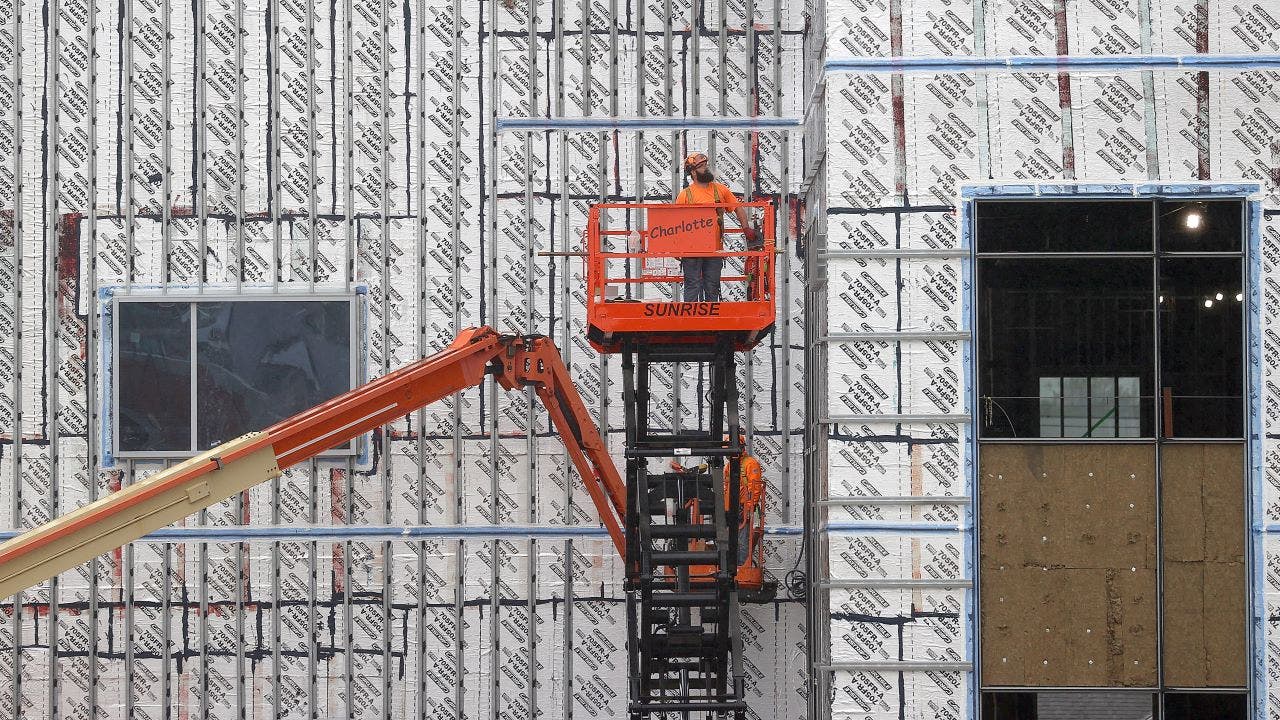 US-born workers see job gains as foreign-born employment declines, Labor Department data shows