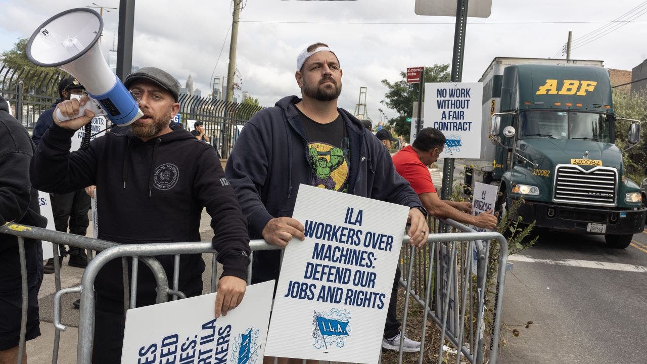 Dockworkers' union, employers to resume talks as strike threat looms