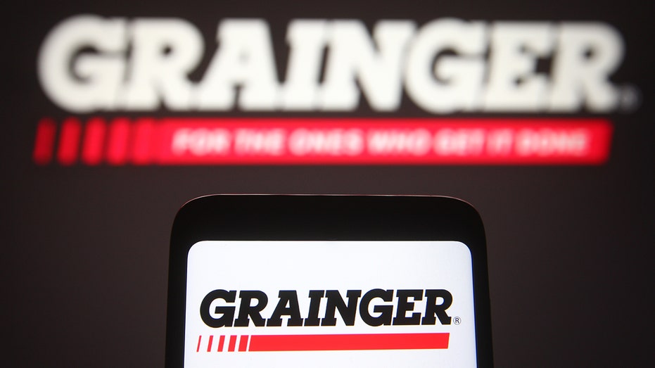 UKRAINE - 2021/04/04: In this photo illustration the Grainger, Inc logo is seen on a smartphone and a pc screen. (Photo Illustration by Pavlo Gonchar/SOPA Images/LightRocket via Getty Images)