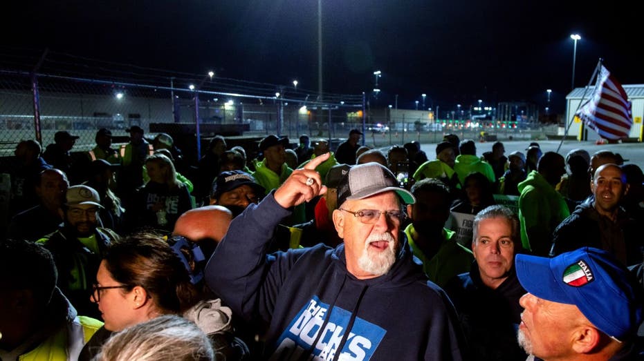 Harold Daggett rallies workers