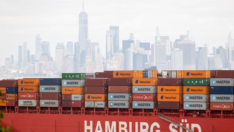 Containerschiff mit Skyline von New York City