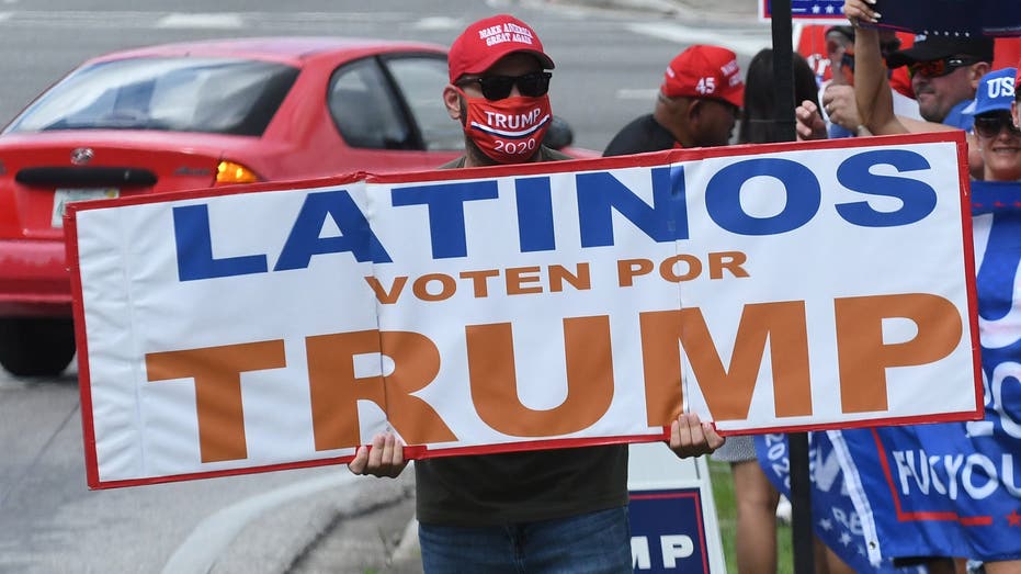 Latinos for Trump sign