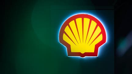  A Shell logo at a filling station glows in the dark in Berlin. Environmental organizations had sued the energy company Shell for CO2 emissions. In the first instance, the court ordered the company to reduce its CO2 emissions by 45 percent by 2030.