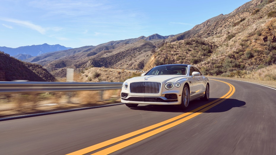 Kendaraan Bentley Flying Spur Hybrid.