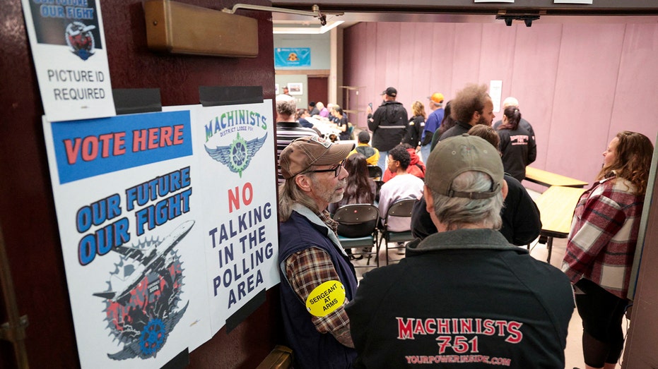 Boeing machinists vote for new contract