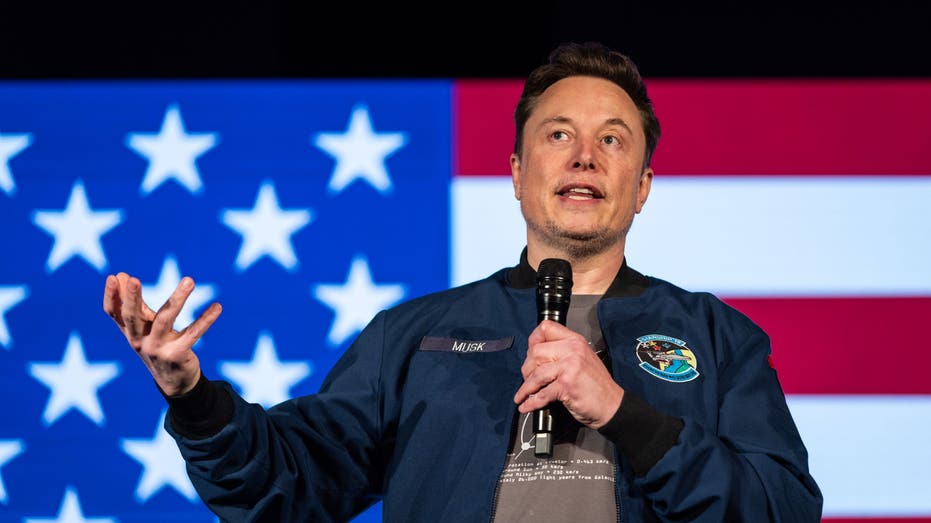 Musk memakai jaket SpaceX saat berbicara di acara Trump