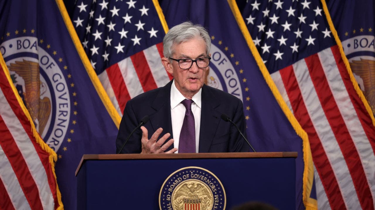 Fed-Chef Powell sagt, die Zentralbank könnte aufgrund der Zölle mit einem ...