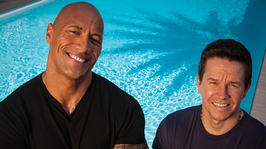 Dwayne Johnson dan Mark Wahlberg