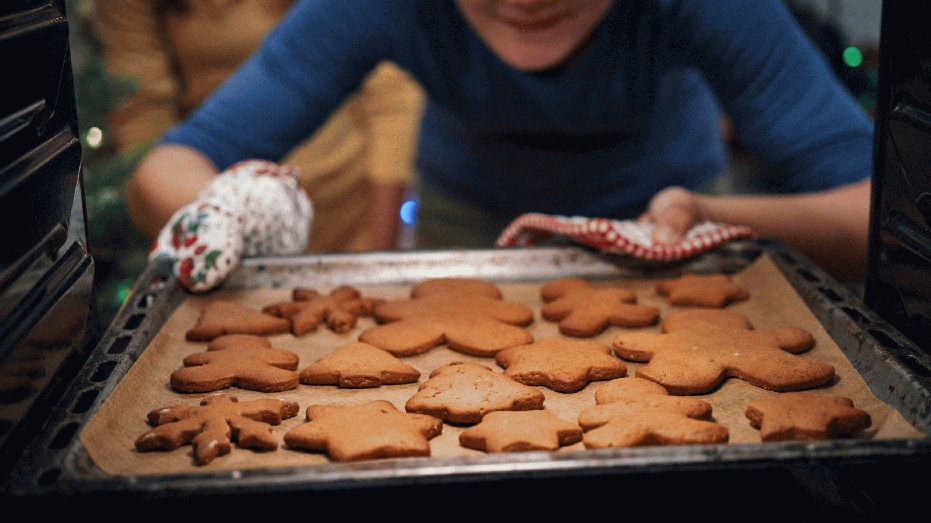 Gadis Remaja Memanggang Kue Natal di Oven