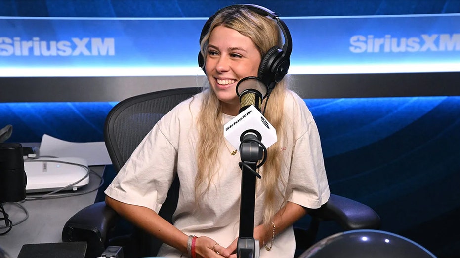 Hailey Welch Mengunjungi Studio SiriusXM