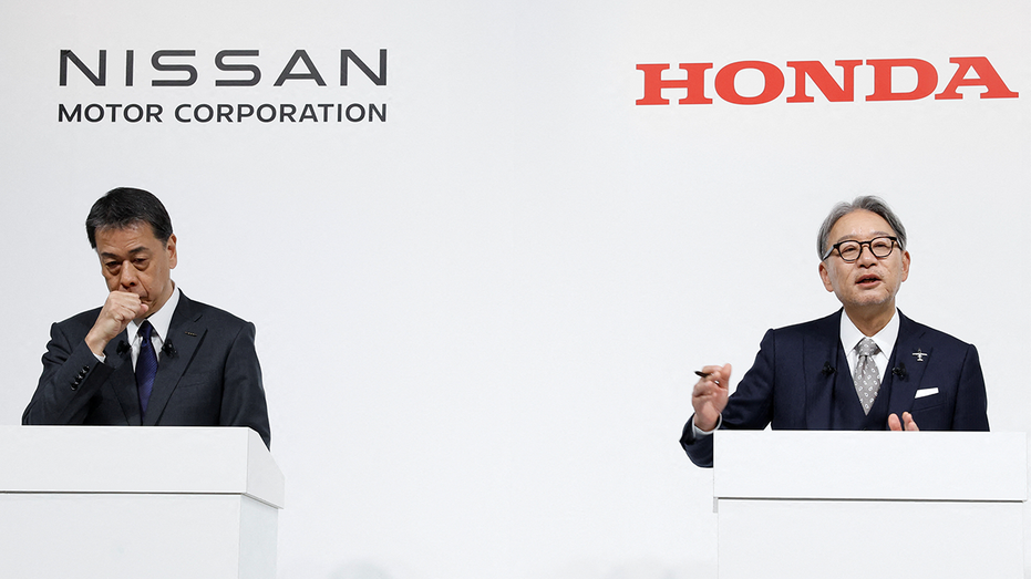 Makoto Uchida, Direktur, Pejabat Eksekutif Perwakilan, Presiden dan CEO Nissan Motor Corporation dan Toshihiro Mibe, Direktur, Presiden dan Pejabat Eksekutif Perwakilan Honda