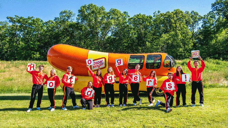 Hotdogger di depan Wienermobile