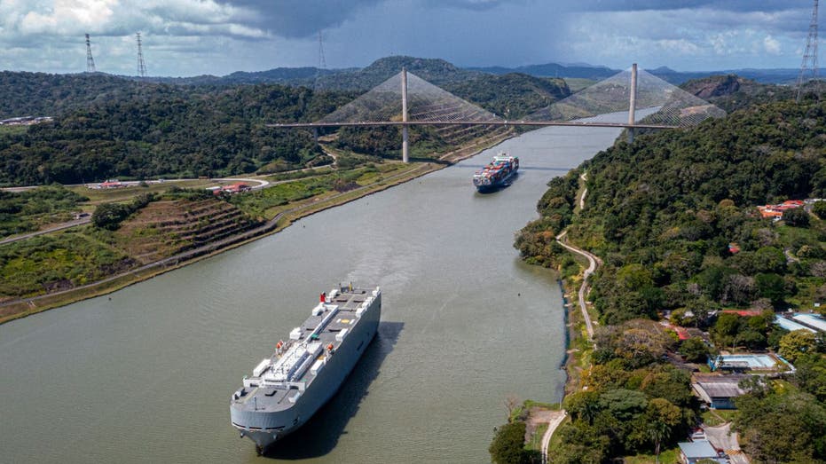 ships passing through panama canal